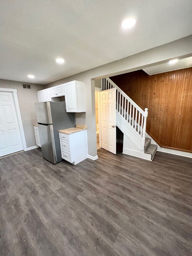 Building Photo - Newly Renovated 3 Bedroom, 1 Bathroom in Spring Hill- Central Air and Brand New Kitchen!!