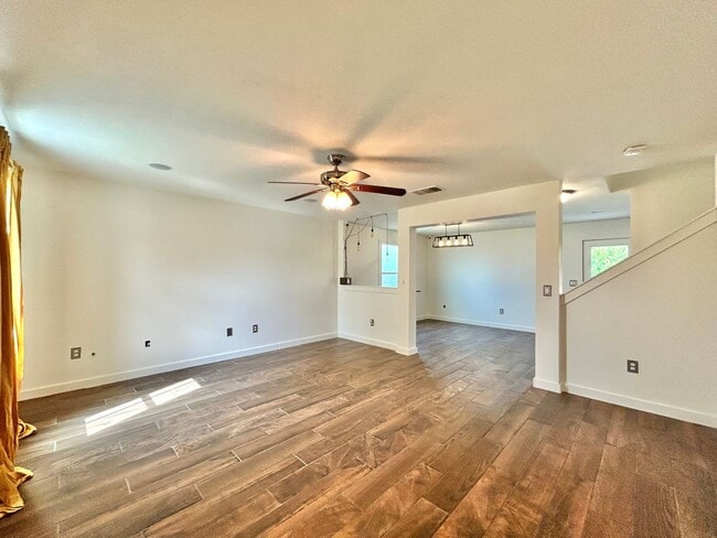 Building Photo - Gorgeous 3 Bed 2.5 Bath Single Family Home