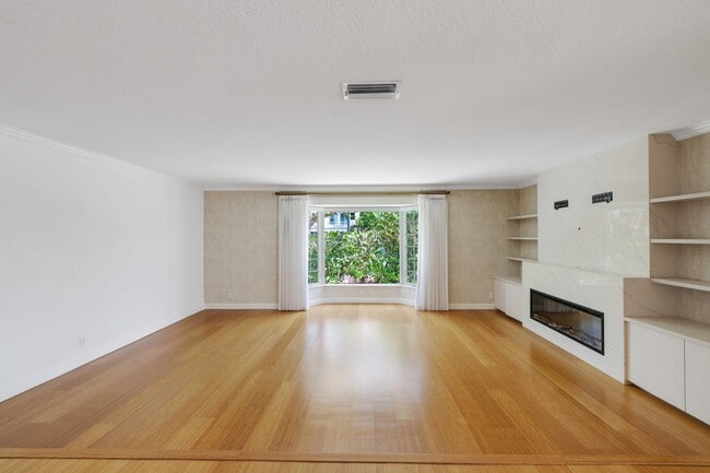 Building Photo - 2204 Notre Dame Dr