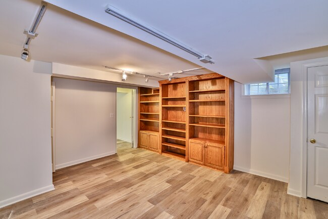 Building Photo - Spacious, Accessible Downtown Silver Spring Townhome!!.... Renovated Kitchen, Finished Basement, ...