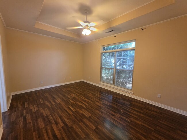 Building Photo - 302 Cross Creek Dr