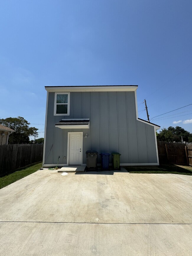 Building Photo - "Charming 1-Bedroom Haven with 1.5 Baths on Hines Avenue, Waco"