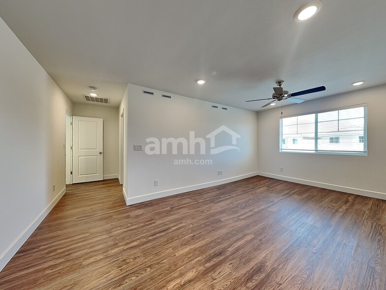 Building Photo - 9165 Ribbon Mdw Ct