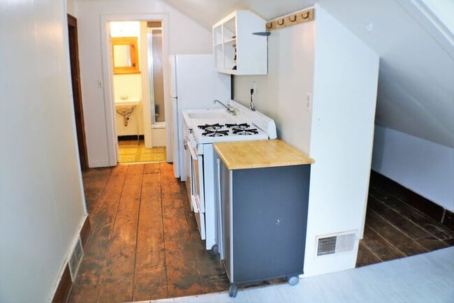 Building Photo - $1,300 | 1 Bedroom + Bonus Room, 1 Bathroom 2nd Floor Apartment | Pet Friendly* | Available for A...