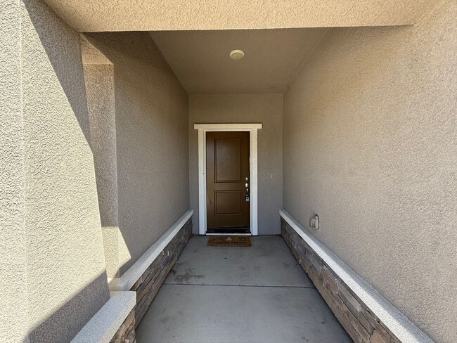 Building Photo - Single story home in with large backyard!