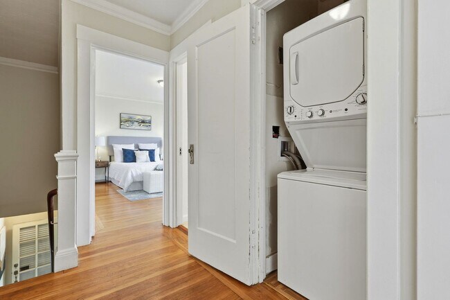 Building Photo - Charming Seacliff Top Floor Condo Unit with views of Golden Gate Bridge!