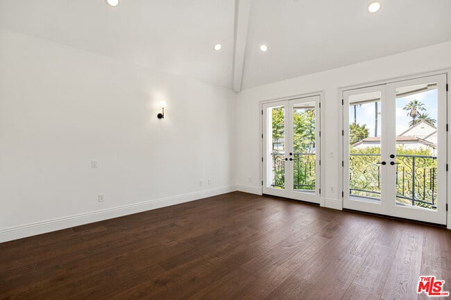 Building Photo - 520 N Palm Dr
