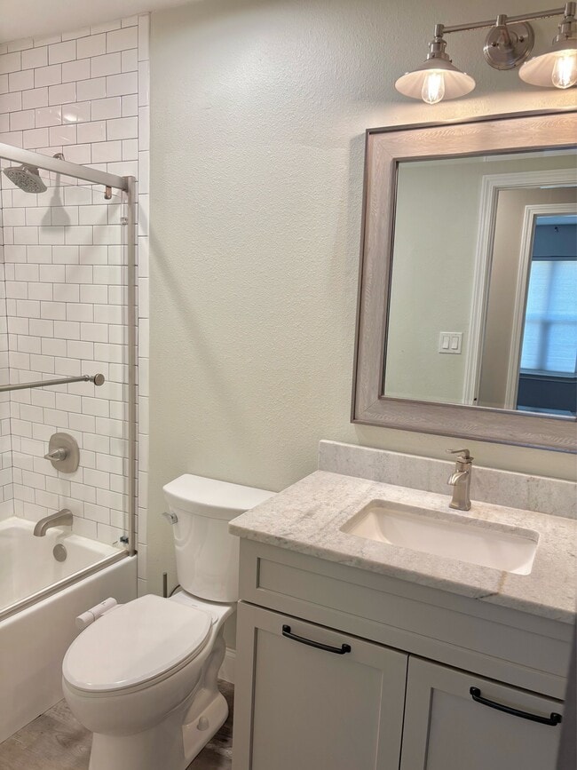 Building Photo - 2121 Oakstream Ave