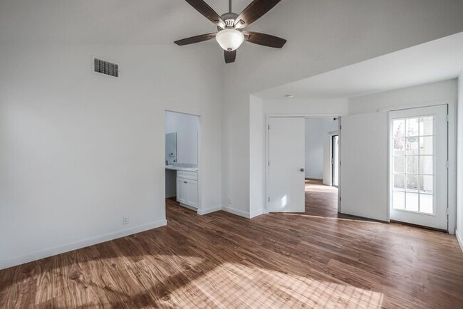 Building Photo - LOCATION! LOCATION! LOCATION! 3 BEDROOM, 2...