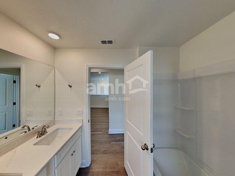 Building Photo - 6006 Sycamore Pl St