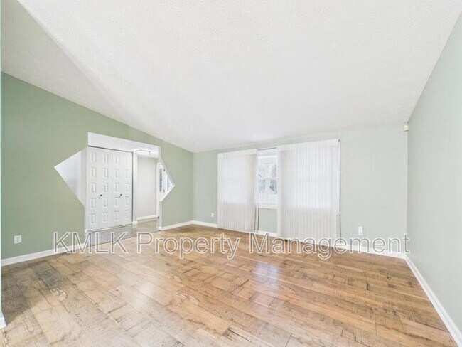 Building Photo - 874 Pleasant St