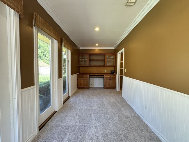 Building Photo - 1232 Longview Dr