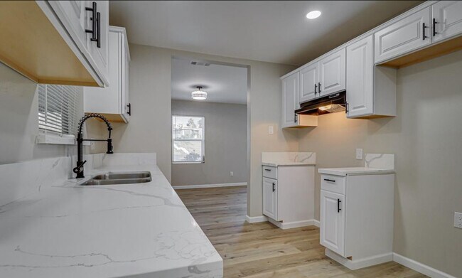 Building Photo - 2856 Hawthorne Ave