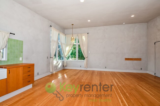 Building Photo - Executive Style 5 Bedroom with Garage and Outdoor Space