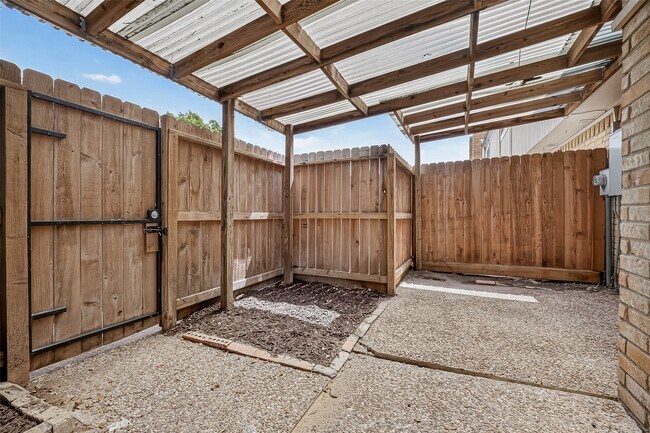 Building Photo - 10383 Briar Forest Dr
