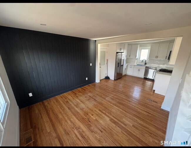 Building Photo - 35 Knapps Hwy