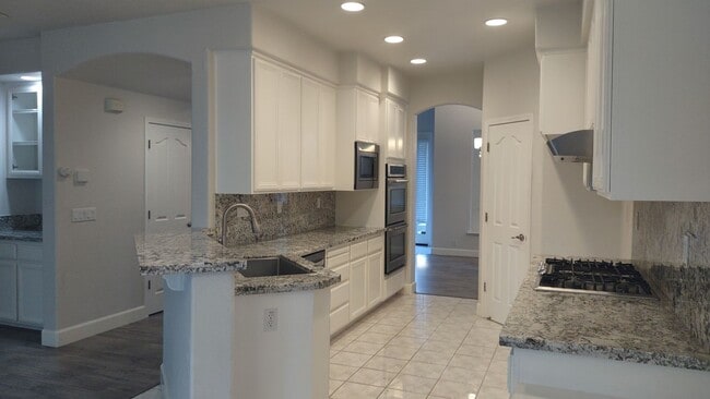 Building Photo - 6121 Lockridge Dr