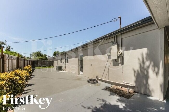 Building Photo - 500 NE 61st St