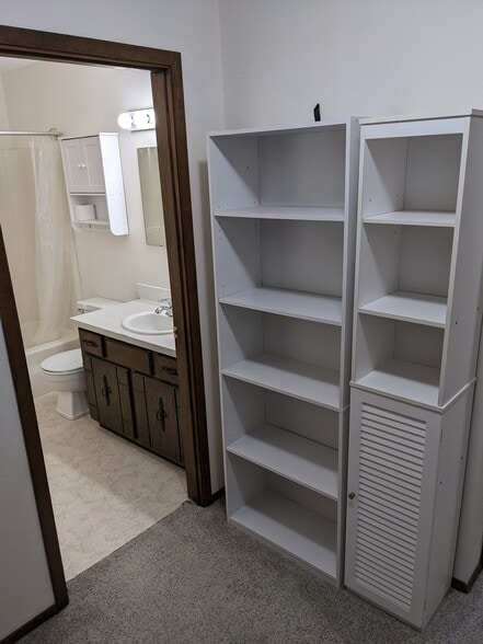 Linen Storage - 1028 Mesa Verde Pl