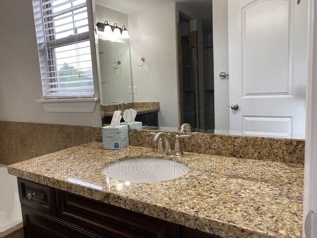 Building Photo - 5561 W Pkwy W