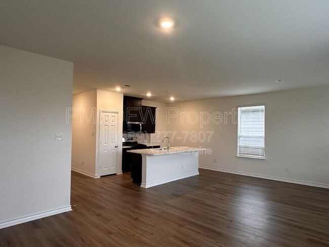 Building Photo - 663 Saxony Dr