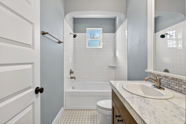 Building Photo - 100 NE Ivy St