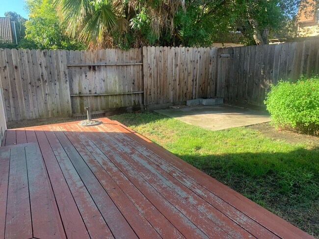 Building Photo - Beautifully Maintained Fairfield Home is A...