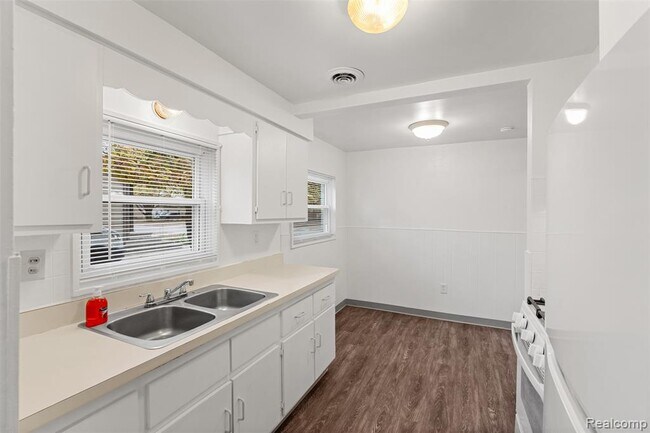 Building Photo - 13263 Frazho Rd