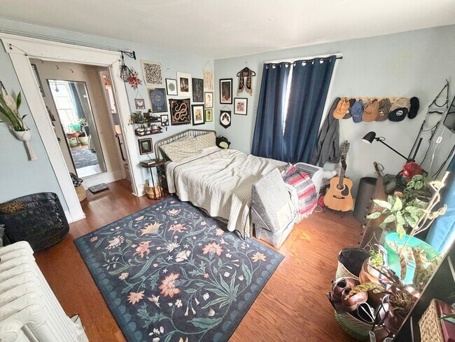 Building Photo - 1 Bedroom in Burlington VT Available 7/1!