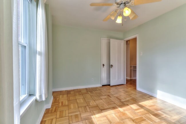 Building Photo - 2 bedroom, 1 bath condo close to Blair Par...