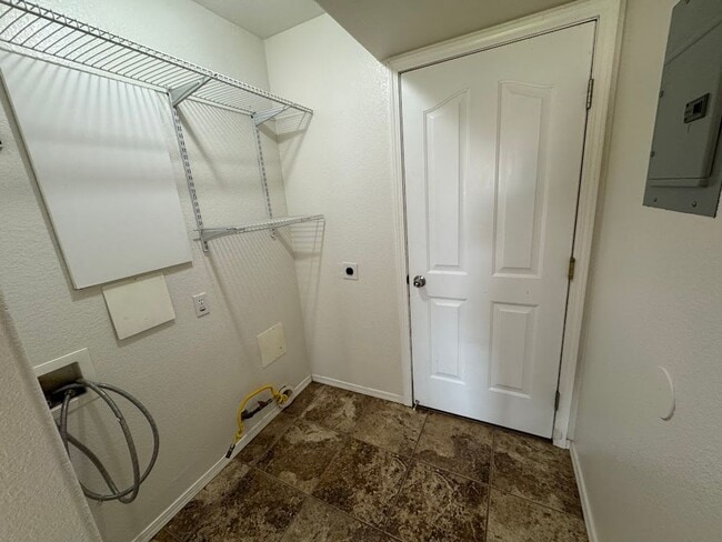 Building Photo - 4 Bedroom - 2 bath - Single Family Home in a Great Location!