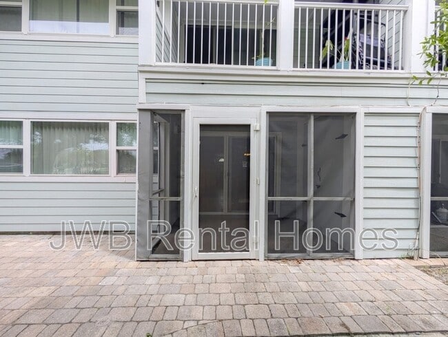 Building Photo - 1000 3rd St