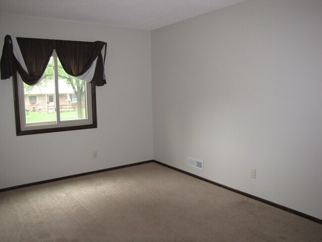 Building Photo - Great location *4Bed*2Bath home in Cottage Grove. Avail NOW.