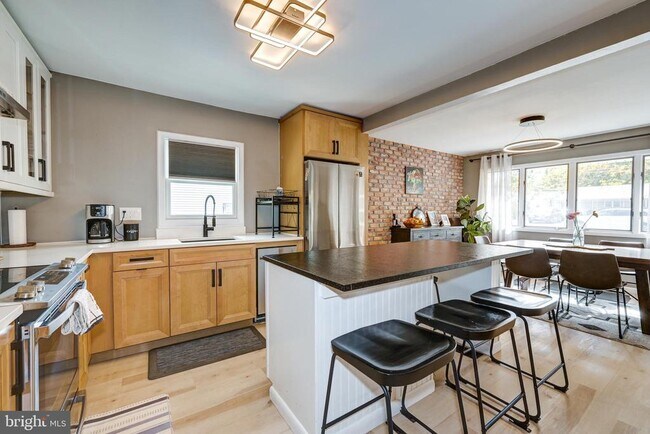 Building Photo - 325 Juniper Dr