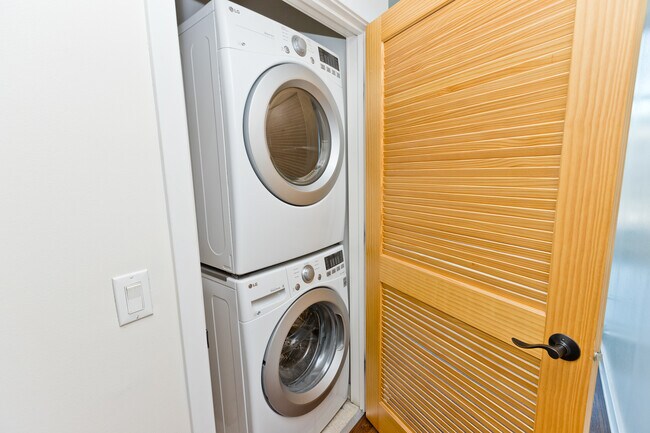 Building Photo - 1224 W Van Buren