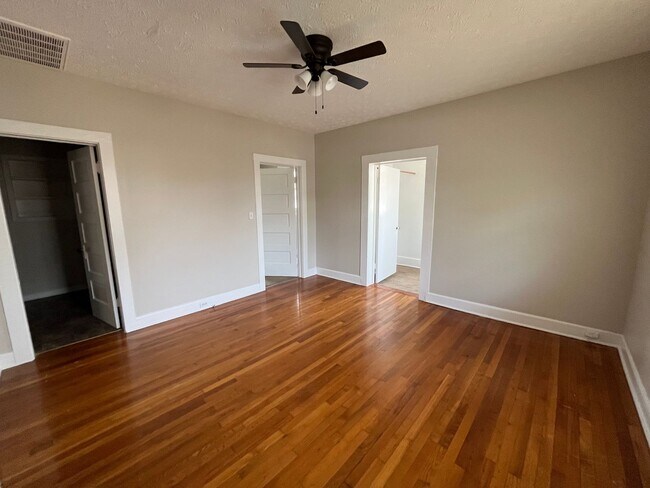 Building Photo - 3 Bedrooms, 1 Bathrooms - Celanese House