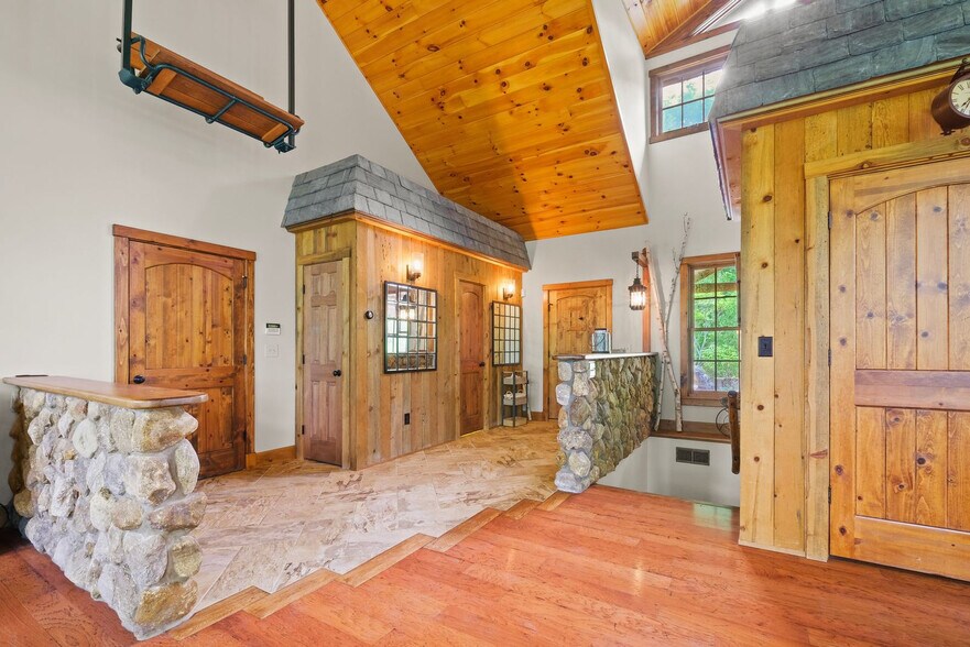 Building Photo - 15 Hemlock Dr