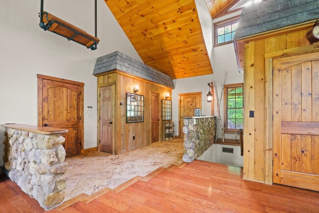 Building Photo - 15 Hemlock Dr