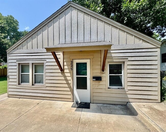 Primary Photo - 225 E 5th St
