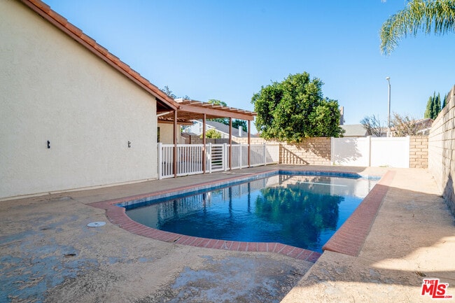 Building Photo - 233 Longfellow St