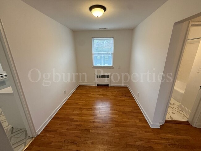 Building Photo - 2506-D Miller Park Cir-2BR/1BA-2nd Floor APT!!!