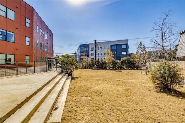 Building Photo - 3000 Duval St