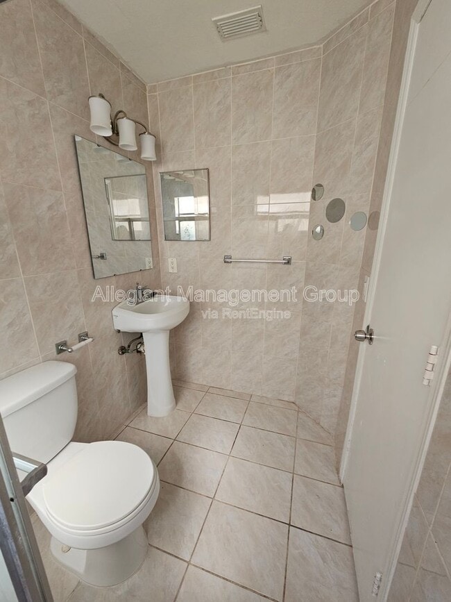 Building Photo - 1213 Roma Ct