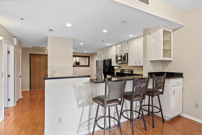 Building Photo - Beautiful Downtown Coeur d' Alene Condo  w/ Amazing Views!