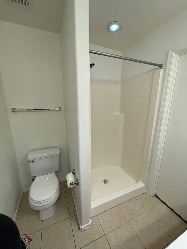Building Photo - READY TO TOUR! Spacious 4 Bed 2 Bath Home in Phoenix
