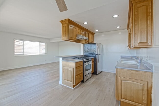 Building Photo - Recently Updated, Top-Floor 2BR2BA Condo in Apple Tree Community w/ Pool, Overlooking Greenbelt/H...