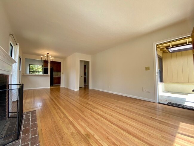 Building Photo - Renovated Single-Family Home on the Penins...