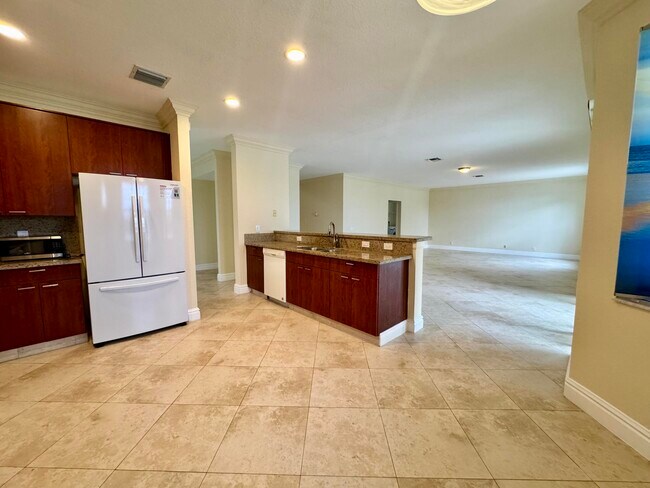 Building Photo - 898 Tulip Cir
