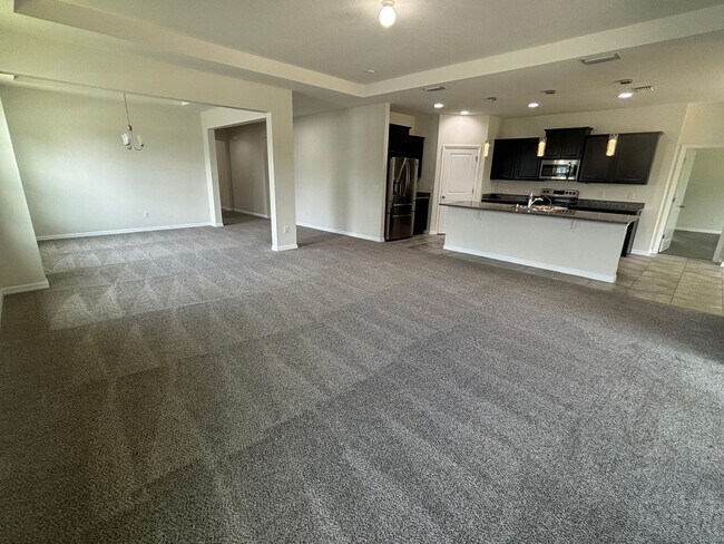 Building Photo - Spacious 4/2.5 Near 200