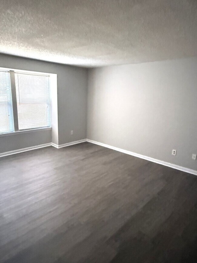 Building Photo - University Area Condo, 2 bd, 2bth